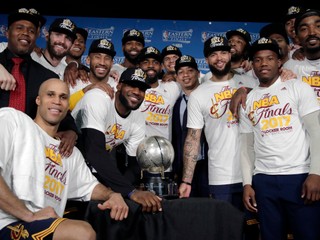 Hráči Clevelandu sa radujú s trofejou pre víťaza Východnej konferencie.