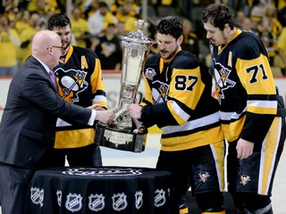 Sidney Crosby preberá trofej pre víťaza Východnej konferencie.