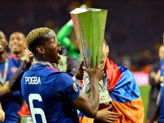 Paul Pogba s trofejou pre víťaza.
