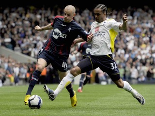 Benoit Assou-Ekotto (vpravo) v súboji s Vladimírom Weissom, ktorý vtedy pôsobil v Boltone.