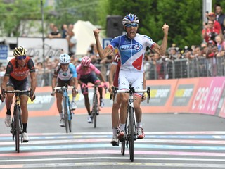 Thibaut Pinot (vpravo) sa raduje z víťazstva v 20. etape.