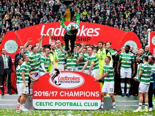 Hráči Celticu Glasgow sa radujú z víťazstva v Škótskom pohári.