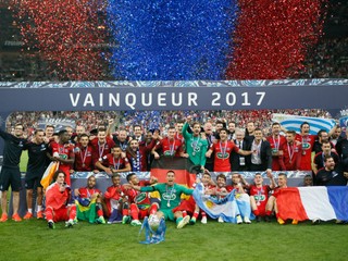 Hráči PSG sa radujú z víťazstva vo Francúzskom pohári.