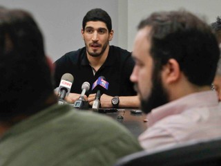 Tureckú hviezdu NBA zbavili občianstva a obvinili z terorizmu
