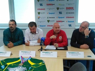 Účastníci tlačovej konferencie. Zľava: Andrej Podkonický, Imre Valášek, Milan Čanky a Stanislav Škorvánek.