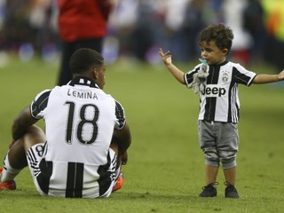 Smutný Mario Lemina z Juventusu Turín sedí po finálovom stretnutí vedľa svojho syna.