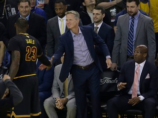 LeBron James (č.23) podáva ruku trénerovi súpera Stevovi Kerrovi.