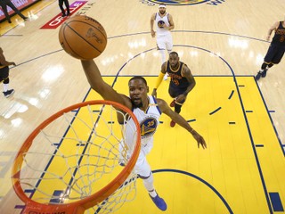 Finále NBA medzi Golden State a Clevelandom láka divákov k televíznym obrazovkám.