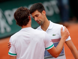 Novak Djokovič (vpravo) blahoželá Dominicovi Thiemovi.