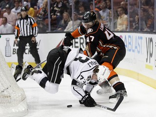 Kanadský hokejový útočník Tyler Toffoli zostáva v klube zámorskej NHL Los Angeles Kings.