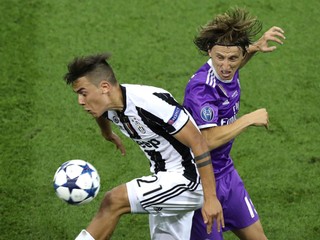 Luka Modrič (vpravo) si v drese Realu Madrid zahral aj vo finále Ligy majstrov a po víťazstve nad Juventusom sa napokon tešil i z trofeje.