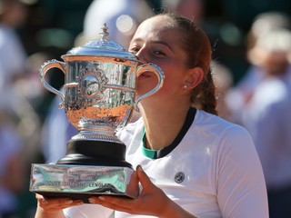 Ostapenková zdolala Halepovú a prekvapujúco vyhrala Roland Garros
