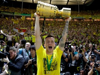 Marco Reus sa teší z víťazstva v Nemeckom pohári. Práve vo finále však utrpel zranenie, ktoré ho na dlhšiu dobu vyradí z hry.