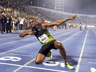 Usain Bolt sa teší po svojom triumfe.