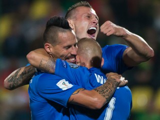 Marek Hamšík (vľavo) sa teší z gólu spoločne s Vladimírom Weissom a Jánom Ďuricom.