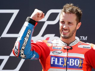 Talian Andrea Dovizioso na Ducati sa stal na okruhu Circuit de Catalunya pri Barcelone víťazom Veľkej ceny Katalánska.