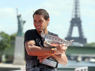Španielsky tenista Rafael Nadal objíma víťaznú trofej po rekordnom desiatom triumfe vo dvojhre mužov na grandslamovom turnaji Roland Garros v Paríži.