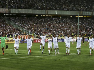 Futbalisti Iránu sa tešia po výhre 2:0 nad Uzbekistanom.