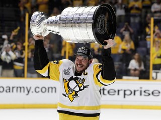Na snímke kapitán Pittsburghu Penguins Sidney Crosby dvíha nad hlavu Stanleyho pohár.