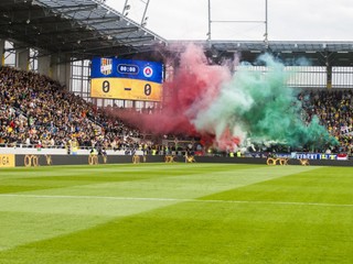 Dotáciu vo výške 1,5 milióna eur dostane aj FC DAC Dunajská Streda, ktorý vlastní veľkopodnikateľ Oszkár Világi. Je považovaný za mecenáša Mostu. 