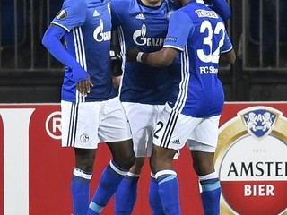 Jevgen Konopľanka (v strede).