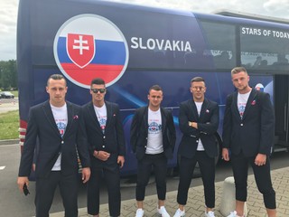 Slováci boli rozčarovaní, po príchode do Poľska mali na autobuse neúplný štátny znak