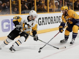 Weber (vpravo) v súboji s hráčom Pittsburghu Christom Kunitzom.