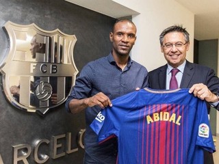 Vyhral s ňou pätnásť veľkých trofejí. Abidal sa stal ambasádorom Barcelony