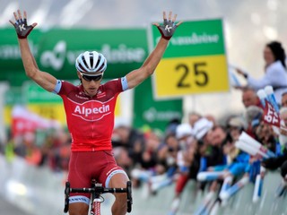 Simon Špilak sa raduje z víťazstva v siedmej etape Okolo Švajčiarska.
