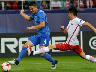 Na snímke vľavo Martin Valjent (SVK) strieľa gól v zápase Poľsko - Slovensko na ME vo futbale do 21 rokov v Poľsku.