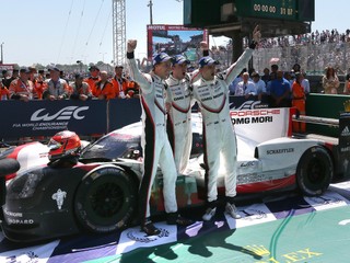 Víťazi tohtoročnej 24-hodinovky v Le Mans - zľava Novozélanďan Brendon Hartley, jeho krajan Earl Bamber a Nemec Timo Bernhard.