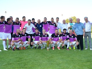 KFC Komárno - víťaz III.ligy západ 2016/2017. S futbalistami sa tešil aj primátor mesta László Stubendek (celkom vpravo)