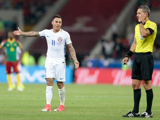 Rozhodca Demir Skomina dostáva pokyn od videorozhodcu počas duelu medzi Čile a Kamerunom.