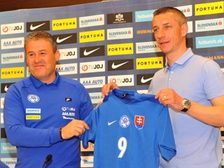 Marek Mintál (vpravo) s trénerom slovenskej reprezentácie do 21 rokov Pavlom Hapalom.