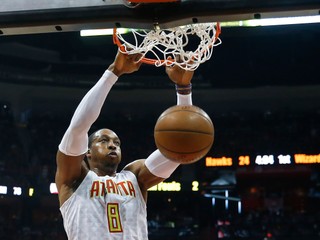 Dwight Howard sa v rámci zámorskej basketbalovej NBA sťahuje z Atlanty do Charlotte.