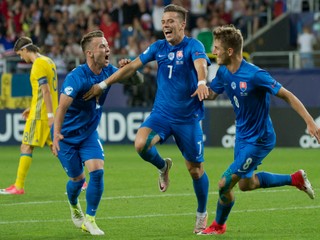 Na snímke druhá gólová radosť slovenských futbalistov zľava Albert Rusnák, strelec gólu Jaroslav Mihalík a Martin Chrien.