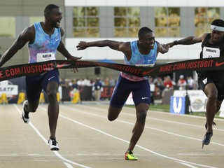 Justin Gatlin (vľavo) sa raduje z víťazstva.