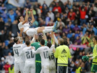 Alvaro Arbeloa nad hlavami svojich bývalých spoluhráčov z Realu Madrid.