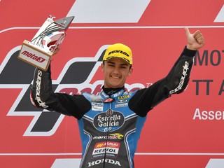 Aron Canet pózuje s víťaznou trofejou.