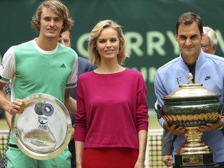 Federer nedal Zverevovi šancu a deviaty raz ovládol turnaj v Halle