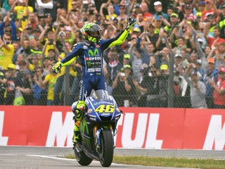 Valentino Rossi oslavuje víťazstvo na Veľkej cene Holandska.
