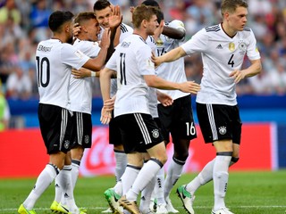 Nemecko aj Čile postúpili, obranca Žiliny dostal červenú kartu