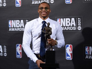 Russell Westbrook pózuje s trofejou.