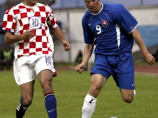 Na archívnej snímke sa Ivica Mornar (vľavo) z chorvátskeho mužstva pokúša dobehnúť Rastislava Michalíka (vpravo) z tímu Slovenska v priateľskom medzištátnom zápase.
