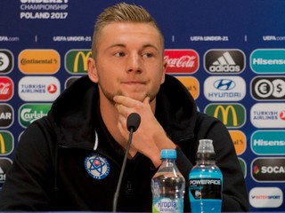 Na snímke slovenský futbalový reprezentant do 21 rokov Milan Škriniar tlačovej konferencie.