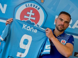 Takto Tomáš Kóňa pózoval s dresom Slovana vo februári 2017. Po niekoľkých mesiacoch v klube skončil.