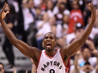 Hráč Raptors Serge Ibaka, ilustračná snímka.