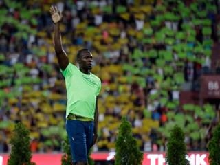 Jamajský šprintér Usain Bolt zdraví publikum počas vyhlasovania víťazov behu na 100 m na atletickom mítingu Zlatá tretra.