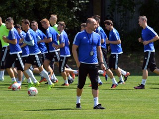 Na snímke tréner MFK Zemplín Michalovce Anton Šoltis s hráčmi na tréningu počas štartu letnej prípravy na novú sezónu Fortuna ligy v Michalovciach.