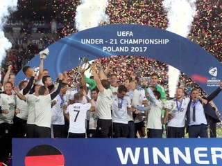 Nemeckí futbalisti sa radujú z triumfu na šampionáte hráčov do 21 rokov.